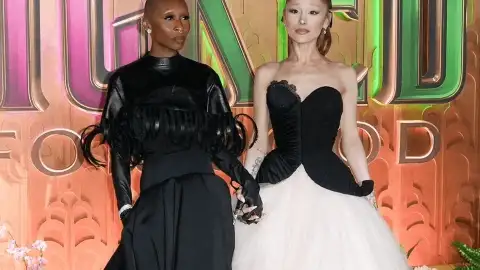 Ariana Grande pede que fotógrafos parem de gritar em première de "Wicked: Parte 2" em Nova Iorque