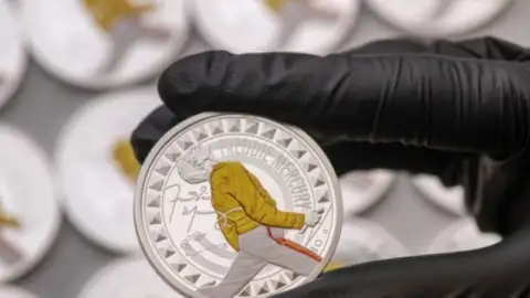 Freddie Mercury é homenageado em coleção de moedas comemorativas no Reino Unido