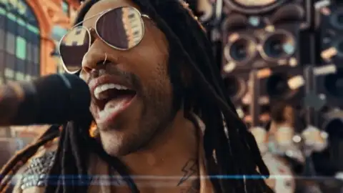 Fã arranca quatro dreadlocks da cabeça de Lenny Kravitz em show na Austrália