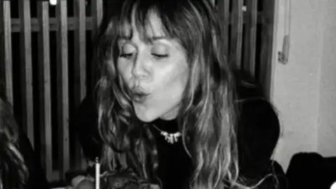 Miley Cyrus celebra 33 anos e acrescenta: "Tudo que eu quero este ano é mais risada"