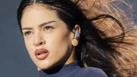 Vaticano elogia Rosalía por músicas “provocativas” sobre fé no álbum "Lux"