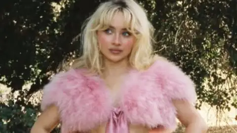 Sabrina Carpenter detona Casa Branca por usar seu hit em vídeo de deportação: "Maligno e repugnante"