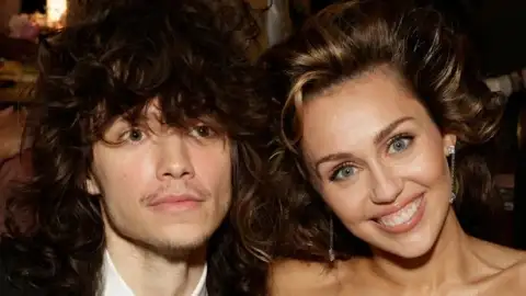 Miley Cyrus e Maxx Morando confirmam que estão noivos