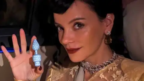 Lily Allen lança pen drive em forma de plug anal após letra viral do álbum "West End Girl”