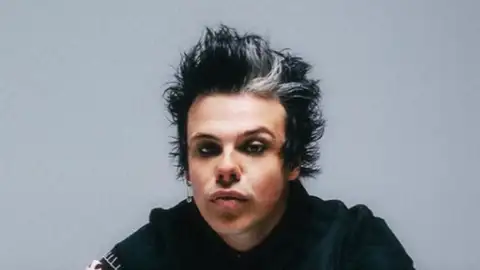 Yungblud rebate críticas do The Darkness sobre sua homenagem a Ozzy: "Não foram convidados"