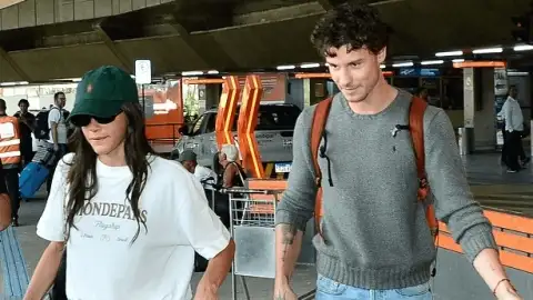 Shawn Mendes e Bruna Marquezine são vistos juntos em voo e desembarcando em SP