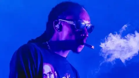 Wiz Khalifa e condenado à prisão na Romênia por fumar maconha no palco