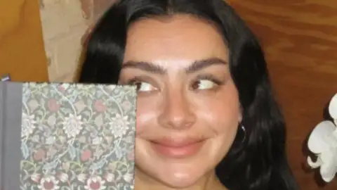 Charli xcx lança a música "Wall of Sound", trilha sonora do filme "O Morro dos Ventos Uivantes"