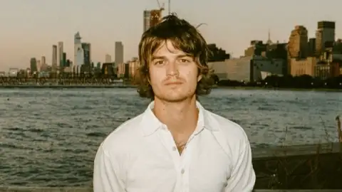 Djo (Joe Keery) mantém liderança na parada de singles do Reino Unido com "End Of Beginning"