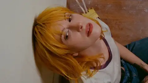 Ouça a emocionante versão de Hayley Williams para a canção setentista de seu avô, “Friends Or Lovers