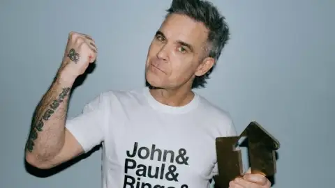 Robbie Williams pode bater recorde dos Beatles em parada musical nesta semana