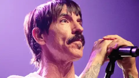 Produtor que trabalhou com o Red Hot Chili Peppers chama Anthony Kiedis de "desafinado"