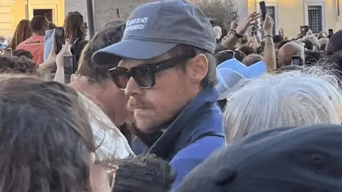 Harry Styles revela por que foi parar no meio da multidão no conclave do papa Leão XIV