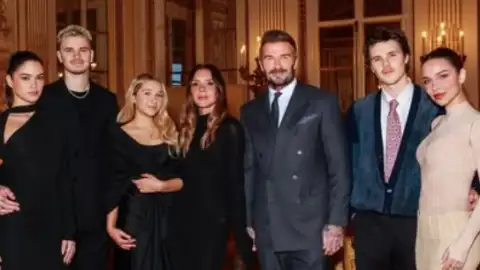 Victoria Beckham recebe honraria na França com a familia em meio a crise com o filho Brooklyn
