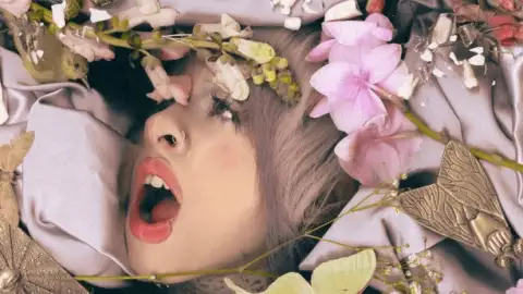 Melanie Martinez está de volta com a nova música, "POSSESSION". Ouça com letra e tradução!
