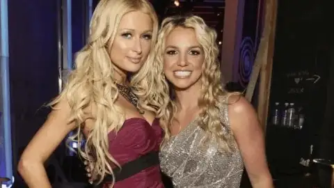 Paris Hilton diz que criou um laço com Britney Spears por causa das “cruéis” realidades da fama
