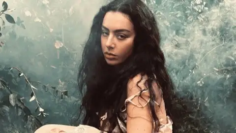 Charli xcx lança o álbum "Wuthering Heights". Ouça com todas as letras!