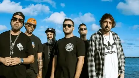 Fã paranaense assume vocais em nova formação do Charlie Brown Jr. para turnê acústica