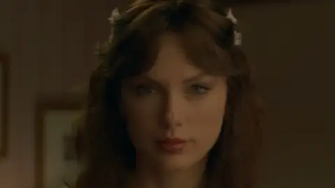 Taylor Swift consegue o seu sexto single número 1 na parada britânica com "Opalite"