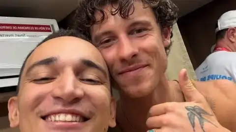 João Gomes faz selfie com Shawn Mendes e brinca: "Falta só o CPF"