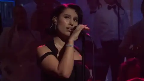 RAYE se pronuncia após fãs serem barrados em show em Paris por problemas nos ingressos: "Devastada”