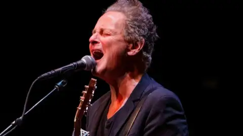 Lindsey Buckingham, ex-Fleetwood Mac, é atacado com substância desconhecida por uma stalker