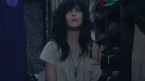 Katy Perry lança versão do diretor de "The One That Got Away" com narração de Stevie Nicks