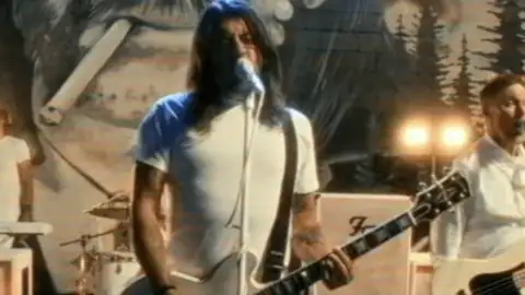 Dave Grohl dirige clipe de terror com zumbis e homenagem a Lemmy Kilmister em "Spit Shine"