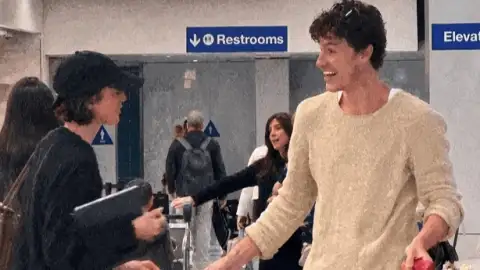 Bruna Marquezine e Shawn Mendes são flagrados em reencontro romântico no aeroporto de Los Angeles