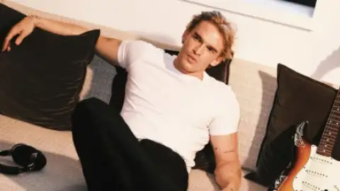 Cody Simpson revela hemorragia nas cordas vocais: "2 semanas em silêncio para evitar cirurgia"