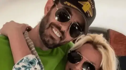 Empresário de Britney Spears explode contra fãs nas redes: "Calem a boca"