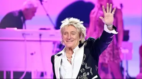 Rod Stewart usa tanque de oxigênio e termina show sentado após quase desmaiar no palco