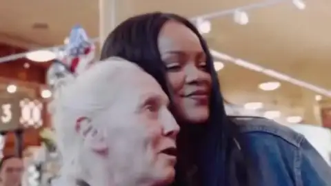 Rihanna encontra fã com câncer em mercado e emociona a internet. Veja!