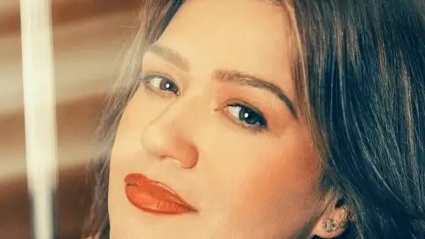 Kelly Clarkson abre nova era com "I'd Be Lyin'". Escute com letra e tradução!