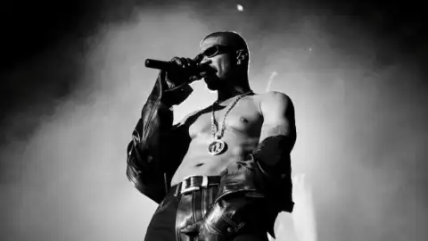 Usher tira a roupa no palco, fica nu em turnê com Chris Brown e divide a web