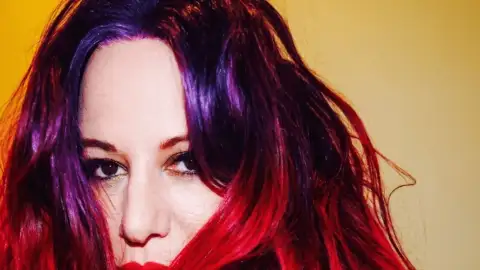 Morre Jennifer Finch, baixista e força feroz do L7, aos 59 anos