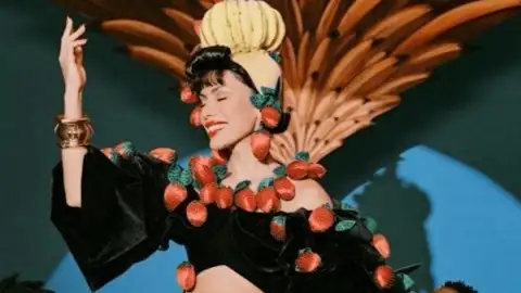 Anitta vira Carmen Miranda em prévia inédita de "Equilibrium II"