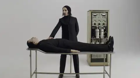 Marilyn Manson surge com clones no clipe de "Front Toward Enemy". Confira a letra e a tradução!