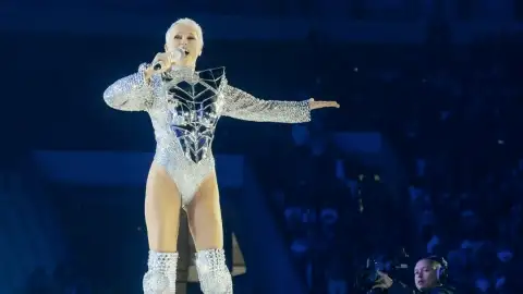 Xuxa rebate críticas a figurino e responde: "O último voo da virilha"