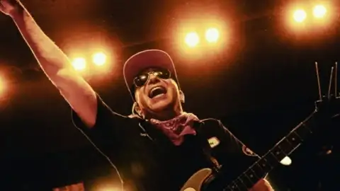 Tom Morello anuncia álbum solo e lança "Date Night", canção antifascista sobre espiãs anti-nazistas