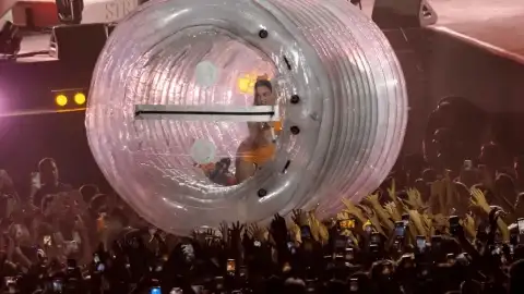 Katy Perry fica presa em garrafa inflável gigante durante show em Malta