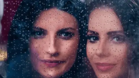 Sandy reaparece em dueto com Laura Pausini. Ouça "Quando Chove"