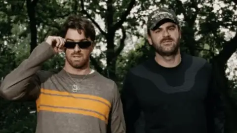 Sete pessoas são hospitalizadas após garrafas serem arremessadas durante show do The Chainsmokers