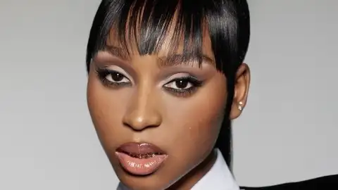 Normani anuncia primeira vinda ao Brasil e sobe ao palco com Anitta e Luísa Sonza