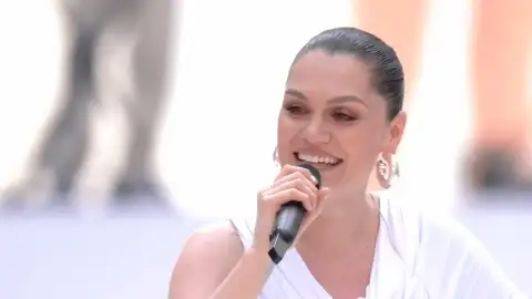 Jessie J para show, expulsa fãs em briga e ainda se oferece para pagar o Uber deles