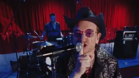U2 anuncia o esperado álbum "Carnaval De Luz" e lança o single "Silencio". Confira com a letra!