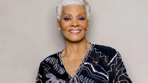 Dionne Warwick cancela apresentação nos EUA por não conseguir mais "ficar de pé" devido a dores