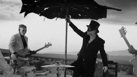 U2 lança "The Greatest Show On Earth", novo single de "Carnaval De Luz". Veja o clipe com a letra!