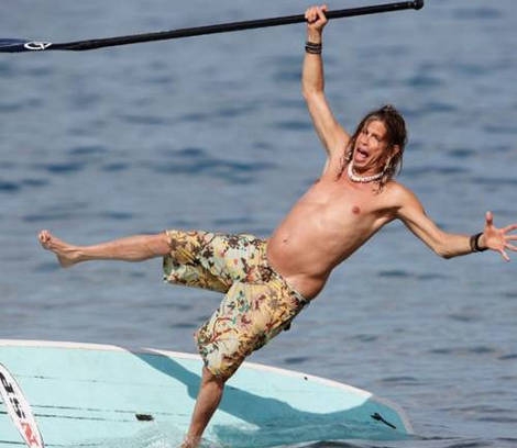 Steven Tyler exibe seu físico nas praias do Havaí VAGALUME